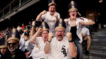 White Sox hold Pope Hat giveaway