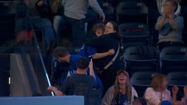 Blue Jays fan catches homer after failing first time