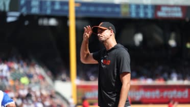 Charlie Morton tips cap in return to Atlanta