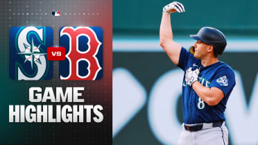Mariners use two four-run innings to defeat Red Sox