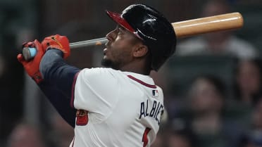 Ozzie Albies da la ventaja con HR