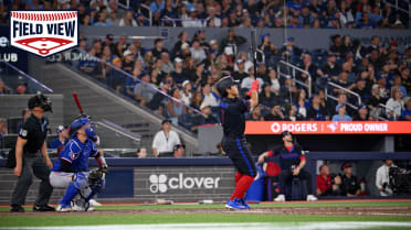 Field View: Kazuma Okamoto's two-run homer
