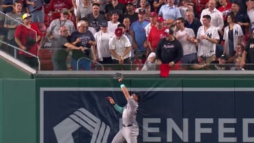 Aaron Judge makes a leaping catch, starts double play