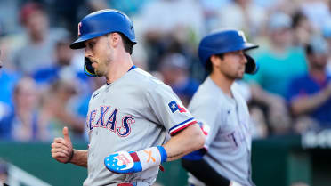 Evan Carter se roba 3ra, anota en un error