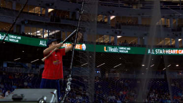 Young fan untangles Jakob Marsee's bat from netting