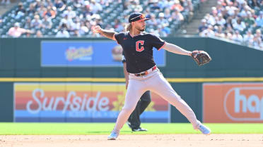Tim Herrin catches a liner for a double play