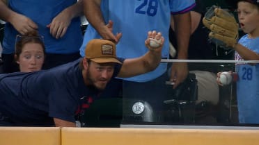 Fan makes sweet barehanded home run grab!