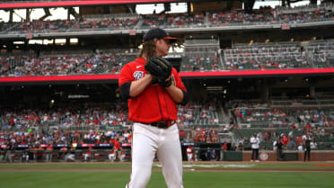 Grant Holmes poncha a tres en cinco entradas