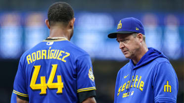 Julio Rodríguez leaves the game after throw to helmet
