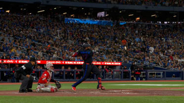Sencillo productor de Guerrero Jr. con bate roto