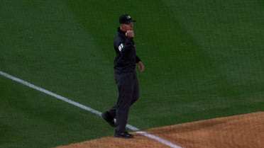 Reid Detmers poncha a Cole Young