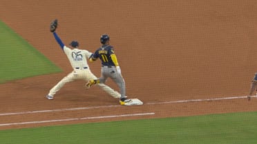 Tommy Edman throws out Jackson Chourio after review