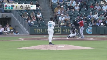 Eddys Leonard's pair of solo home runs