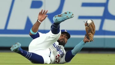 Teoscar Hernández makes a snow cone grab after review