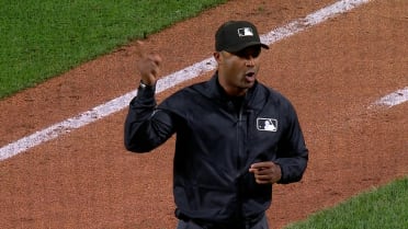 Francisco Alvarez hits a homer after an umpire review