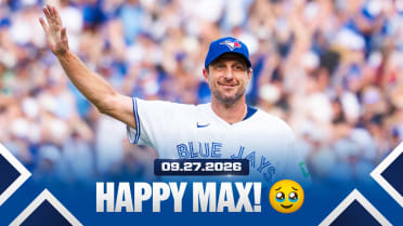 Max Scherzer exits the field to a standing ovation