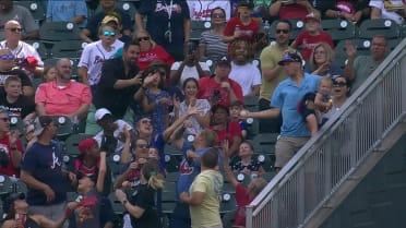 Braves fan makes home-run catch