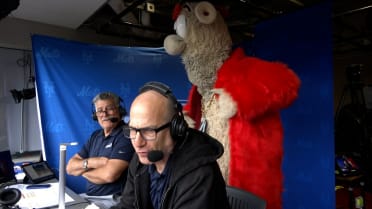 Blooper joins the Mets' broadcast