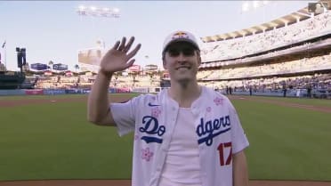 Ludwig Ahgren throws out first pitch