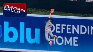 Ronald Acuña Jr.'s incredible catch at the wall!