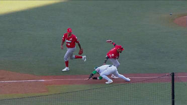 Panamá retires Rodolfo Amador in a rundown in the 8th