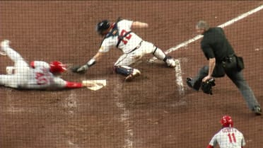Willson Contreras is safe at home