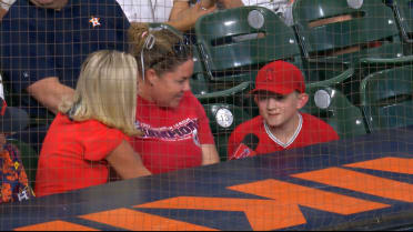 Interview with fans who caught Zack Neto's home run