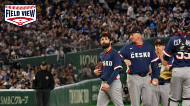 Field View: Ondřej Satoria exits the game