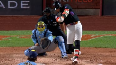 Bo Bichette se impacta con foul y abandona