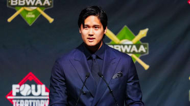 Shohei Ohtani accepts the NL MVP award