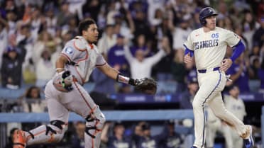 Freddie Freeman scores on an error