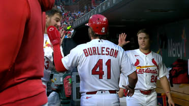 Alec Burleson anota en una doble matanza 