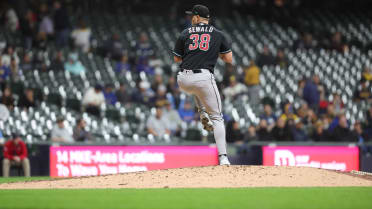 Paul Sewald lo cierra con ponche