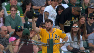 Athletics fan makes impressive barehanded catch
