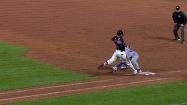 Enrique Hernández throws out Marte after review