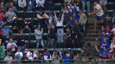 Fan makes an impressive catch at Wrigley Field