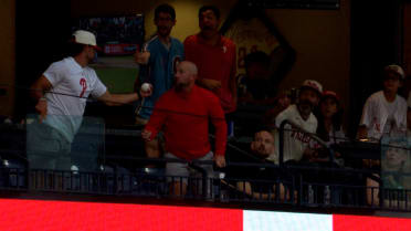 Phillies fan makes barehanded catch on foul ball
