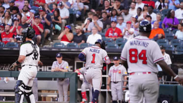 Ozzie Albies anota en un error