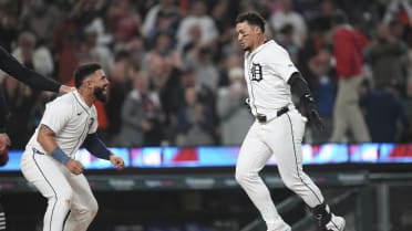 Javier Báez da HR de oro