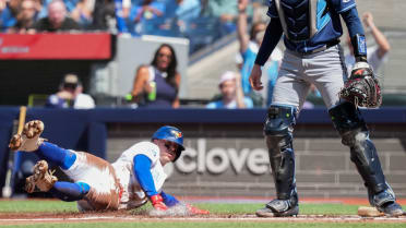 Alejandro Kirk's RBI single plates Ernie Clement