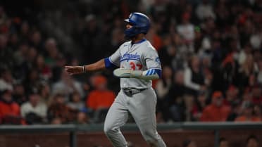 Teoscar Hernández scores on wild pitch