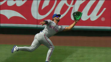 MJ Melendez's stunning diving grab