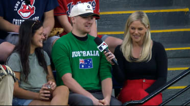 Un fan en Australia atrapa un jonrón con su suéter