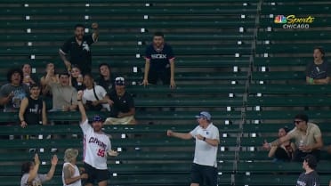 Fan catches homer one-handed