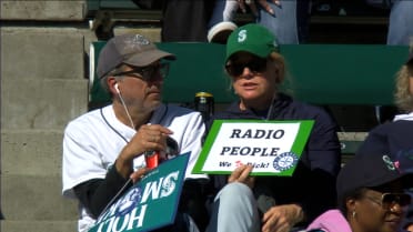 Mariners fans tune in to Rick Rizzs final broadcast