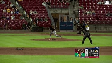 Brandon Winokur triples (2) on a sharp line drive to center fielder Luiyin Alastre. Danny De Andrade scores.