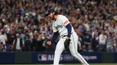 Andrés Muñoz faces the minimum in the 10th