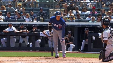 Ohtani se golpea con un foul en la rodilla
