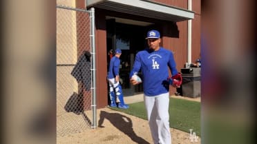 Dodgers players give fans gifts on Valentine's Day