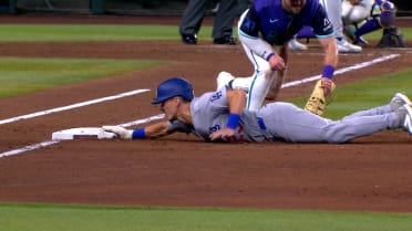 Merrill Kelly picks off Tommy Edman after review